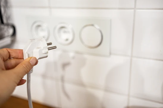 Intérieur résidentiel moderne avec tableau électrique ouvert fixé au mur blanc